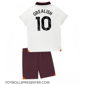 Manchester City Jack Grealish #10 Bortatröja Barn 2023-24 Kortärmad (+ korta byxor)